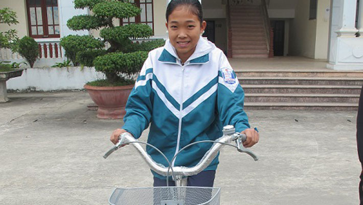 Vietnam: biciclette regalate ai ragazzi