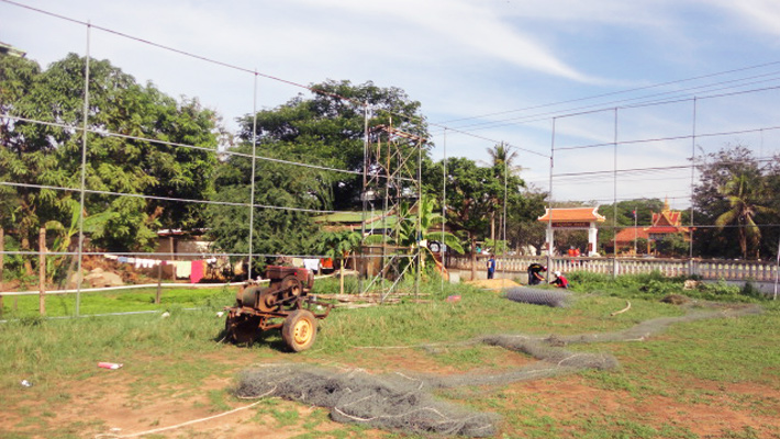 Cambogia, una nuova recinzione per il campo da calcio