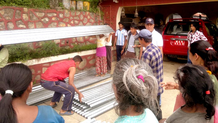 Nepal, consegnati i primi tetti a quaranta famiglie